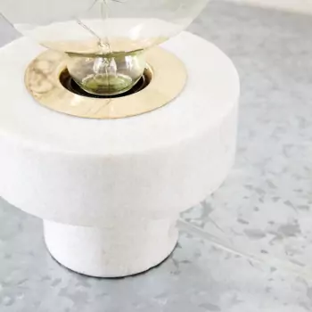 Bílá mramorová stolní lampa Pin