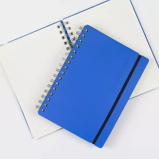 Modrý zápisník v kožených deskách – A5