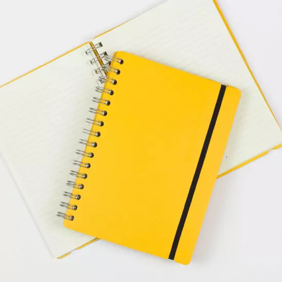 Zápisník v kožených deskách A5  – žlutý