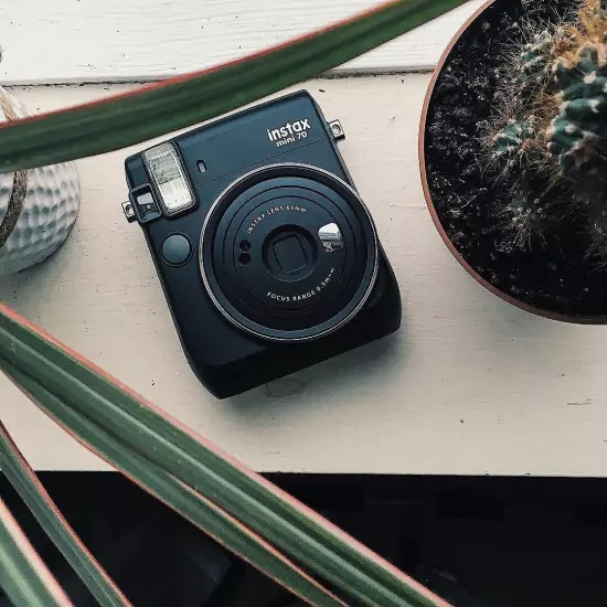 Instantní černý fotoaparát Mini 70