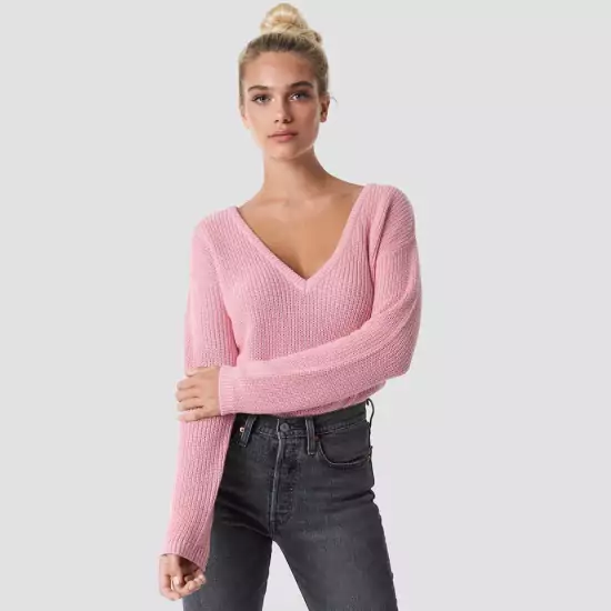 Světle růžový svetr s véčkovým výstřihem