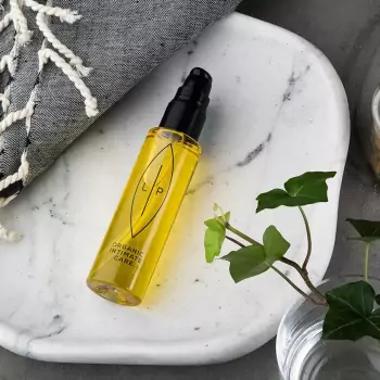 Čistící a hydratační olej na intimní partie – Rakytník a fragonie